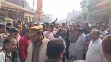 नौतनवा: अड्डा बाजार के डूडी नदी पुल के पास स्वर्ण कारोबारी की मौत के बाद परिजनों ने किया धरना-प्रदर्शन