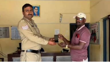 ಬೇಲೂರು: ಬೇಲೂರು ಪೊಲೀಸರ ಕಾರ್ಯಾಚರಣೆ ಕಳೆದು ಹೋಗಿದ್ದ ಮೊಬೈಲ್ಗಳು ವಾರಸುದಾರರಿಗೆ ವಾಪಸ್