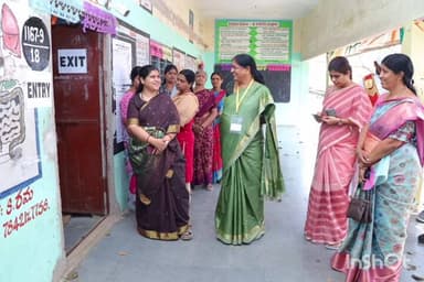 నర్సంపేట: నర్సంపేటలో ఓటింగ్ సరళిని పరిశీలించిన జిల్లా కలెక్టర్