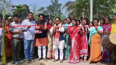 তেজপুৰ: ঠেলামৰা এৰাসুঁতি গাঁৱৰ “ঘাটগাঁওৰ পৰা এৰাসুঁতি জংঘল প্ৰাথমিক বিদ্যালয়” সংযোগী পথটোৰ নিৰ্মাণ কাৰ্যৰ আজি শুভাৰম্ভ