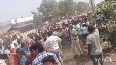 వర్ధన్నపేట: డిసి తండాలో ఉద్రిక్తత వాతావరణం నెలకొంది. ఓటింగ్ సరళిని పరిశీలించేందుకు వెళ్లిన మాజీ మంత్రిని అడ్డుకున్న తండావాసులు