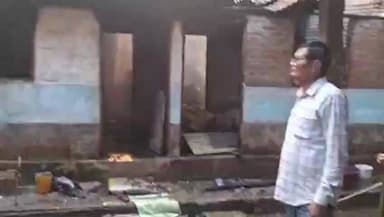 উত্তৰ লক্ষীমপুৰ: নকাৰী ভটৌচুকত ভয়ানক অগ্নিকাণ্ডৰ ঘটনা ,
জ্বলি ভস্মীভূত হয় কেইবাটাও ভাড়া ঘৰৰ পৰিয়ালৰ বাসগৃহ