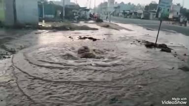 గజపతినగరం: కొండతామరపల్లి జంక్షన్లో తాడిపూడి- విజయనగరం మంచినీటి పైప్లైన్ లీక్: వంట చేలలో నీరు చేరడంతో మినుము పంట నాశనం