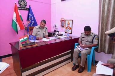 ಬಾಗಲಕೋಟೆ: ನಗರದ ವಿವಿಧ ಠಾಣೆಗಳಿಗೆ ಭೇಟಿ ನೀಡಿದ ಬೆಳಗಾವಿ ಉತ್ತರ ವಲಯ ಐಜಿಪಿ ಚೇತನಸಿಂಗ್ ರಾಠೋರ