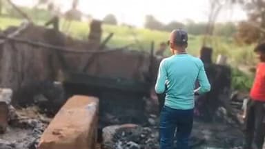 बांदा के कमसिन amedhi गांव में माजरा मोगारिहपुर में आग लगी हुई किराना दुकान में 50 हजार रुपए जल के रख हुए दाना 5 कुंतल