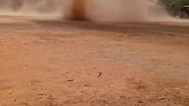 ಕುಂದಾಪುರ: ಧೂಳಿನೊಂದಿಗೆ ಬಾನೆತ್ತರಕ್ಕೆ ಚಿಮ್ಮಿದ ಸುಳಿಗಾಳಿ