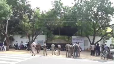 ஸ்ரீவில்லிபுத்தூர்: இரு பாலர் கல்லூரி என்று மாணவர்களை ஏமாற்றியதாக சான்றிதழில் மகளிர் கல்லூரி என்பதை மாற்றக் கோரி கல்லூரி மூன்றாம் ஆண்டு பயிலும் மாணவர்கள் போராட்டம்