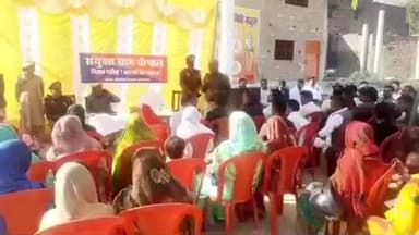 मार्टिनगंज: मिशन शक्ति के तहत साइबर क्राइम जागरूकता के लिए माहुल चौकी और अहरौला में रामलीला मैदान में संयुक्त चौपाल का आयोजन