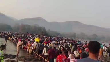 ಕನಕಪುರ: ಸಂಗಮದ ಮೂಲಕ ಕಾವೇರಿ ನದಿ ದಾಟುತ್ತಿರುವ ಮಾದಪ್ಪನ ಭಕ್ತರು