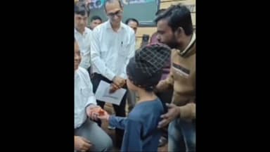 सांवेर: 12 वर्षीय तैय्यब ने कलेक्टर शिवम वर्मा को बिस्किट का पैकेट भेंट किया, मासूमियत से दिया धन्यवाद