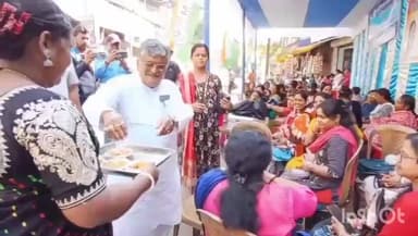 চুঁচুড়া-মগরা: অভিভাবকদের ঘুগনি খাওয়ালেন বিধায়ক এমনই ছবি চুঁচুড়ায়