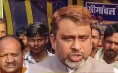 बैसा: बैसा-मिट्टी की दुकान बनाने की मांग को लेकर विधायक अख्तरुल इमान ने मजदूरों से की बातचीत