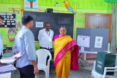 గజ్వేల్: గజ్వేల్ మున్సిపాలిటీ పరిధిలో ఓటింగ్ సరళిని క్షేత్రస్థాయిలో పరిశీలించిన జిల్లా కలెక్టర్ హైమావతి