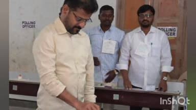 కొడంగల్: కొడంగల్ పట్టణంలో మున్సిపల్ ఎన్నికల్లో ఓటు హక్కు వినియోగించుకున్న ముఖ్యమంత్రి రేవంత్ రెడ్డి