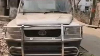 খড়গপুর ১: নিঃশব্দ সাইরেন, জং ধরা চাকা: এক পরিত্যক্ত অ্যাম্বুলেন্সের গায়ে লেখা রাজনীতির রোজনামচা, খড়্গপুরের গোপালির ছবি