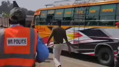 খড়গপুর ১: পথ নিরাপত্তা নিশ্চিত করতে সক্রিয় খড়্গপুর ট্রাফিক পুলিশ, বাসে উঠে সচেতনতা বার্তা ওসির