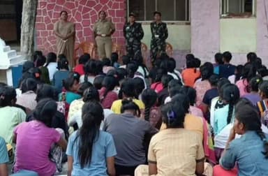 ಬಾಗಲಕೋಟೆ: ನಗರದಲ್ಲಿ ಅಕ್ಕ ಪಡೆಯ ಕುರಿತು ಜಾಗೃತಿ ಮೂಡಿಸಿದ ಪೊಲೀಸರು