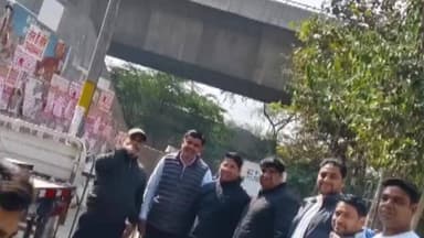 सरिता विहार: बदरपुर वार्ड में निगम पार्षद ने सुनी लोगों की समस्याएँ, तुरंत कराया समाधान