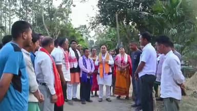 তেজপুৰ: বটলা গাঁৱৰ পথ নিৰ্মাণ কামৰ আজি শুভাৰম্ভ কৰে বিধায়ক গনেশ কুমাৰ লিম্বুৱে