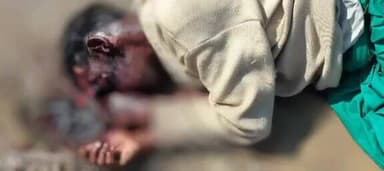 सतबरवा: घुटूवा गांव में खेत देखने गए अधेड़ की पत्थर से कुचलकर हत्या, शव शॉल से ढका मिला