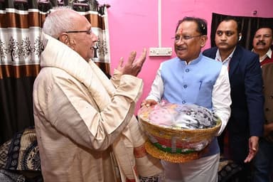 "आपका आशीर्वाद लेने आए हैं” — मुख्यमंत्री विष्णुदेव साय ने मीसाबंदियों को किया नमन, आपातकाल में लोकतांत्रिक मूल्यों की र...