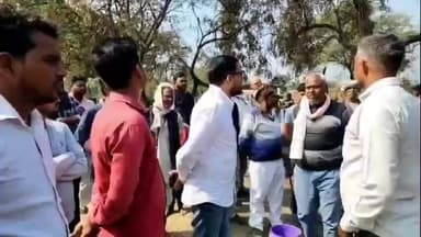 रुदौली: मुतौली और उधरौरा में हुए भीषण अग्निकांड के पीड़ितों की सहायता की पूर्व मंत्री अब्बास अली जैदी रुश्दी मियां ने