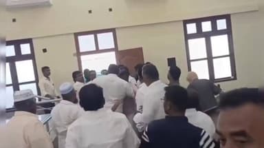 கீழக்கரை: புதிய நகராட்சி அலுவலகம் கட்டுவது தொடர்பாக பஜாரில் தனியார் மஹாலில் நடைபெற்ற கருத்து கேட்பு கூட்டத்தில் கலகலப்பு