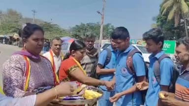 ಶ್ರೀರಂಗಪಟ್ಟಣ: ಚಾಮುಂಡಿ ಬೆಟ್ಟದ ಪ್ರಸಾದ್ ಯೋಜನೆಗೆ ತಡೆಯಾಜ್ಞ : ಪಟ್ಟಣದಲ್ಲಿ ಮಂಡ್ಯ ರಕ್ಷಣಾ ವೇದಿಕೆ ಕಾರ್ಯಕರ್ತರಿಂದ ಸಂಭ್ರಮಾಚರಣೆ