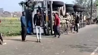 कहलगांव: कटोरिया गांव के समीप अनियंत्रित होकर पलटा हाईवा, ड्राइवर और खलासी की बाल-बाल बची जान