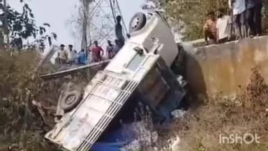 વઘઇ: હનવંતચૌડ ગામ તરફ જતા રસ્તાના વંળાક પાસે ટેમ્પાના ચાલકે સ્ટેરીંગ પરનો કાબુ ગુમાવતા અકસ્માત થયો