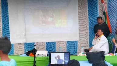 কেতুগ্রাম ২: মমতার সরকারের উন্নয়নমূলক কাজ মানুষের কাছে তুলে ধরতে ‘লক্ষ্মী এলো ঘরে’ শীর্ষক তথ্যচিত্র প্রদর্শিত হল কেতুগ্রামে