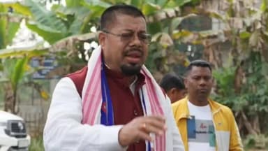 শদিয়া: আঠমাইল নামঘৰৰ পৰা ন-বচা গাঁও সংযোগী পথ নিৰ্মাণৰ বাবে আধাৰশিলা স্থাপন শদিয়া সমষ্টিৰ বিধায়ক বলীন চেতিয়াৰ