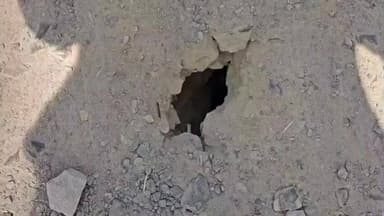 ಧಾರವಾಡ: ಧಾರವಾಡ ಜಿಲ್ಲಾ ಪೊಲೀಸ್ ವರಿಷ್ಠಾಧಿಕಾರಿ ಕಚೇರಿ ಬಳಿಯಿರುವ ರಸ್ತೆಯಲ್ಲಿ ಬೃಹತ್ ಆಕಾರದ ತಗ್ಗು ಗುಂಡಿ ಬಿದ್ದು ಅಪಾಯ ಆಹ್ವಾನಿಸುತ್ತದೆ