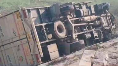 पंडारक: पंडारक थाना क्षेत्र के सरहन के पास मोकामा-बख्तियारपुर फोरलेन पर ट्रक अनियंत्रित होकर गड्ढे में गिरा