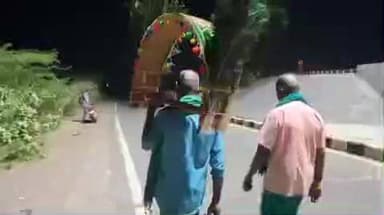 குறிஞ்சிப்பாடி: தமிழ் கடவுள் முருகன் அறுவடை வீட்டிற்கு கடலூர் வழியாக நடை பயணமாக செல்லும் முருக பக்தர்கள்