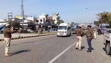 ਪਠਾਨਕੋਟ: ਸੁਰੱਖਿਆ ਨੂੰ ਮੱਦੇ ਨਜ਼ਰ ਰੱਖਦੇ ਹੋਏ ਪਠਾਨਕੋਟ ਪੁਲਿਸ ਵੱਲੋਂ ਮਲਕਪੁਰ ਚੌਂਕ ਵਿੱਚ ਲਗਾਇਆ ਗਿਆ ਨਾਕਾ।