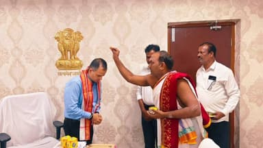 మహదేవ్పూర్: మహాశివరాత్రికి రావాలంటే ఆహ్వాన పత్రికను కలెక్టర్కు అందజేసిన కాళేశ్వర ఈవో మహేష్