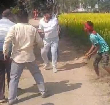 जमीन विवाद में जमकर मारपीट, दोनों पक्षों के पांच लोग घायल ..................... पूरी खबर कॉमेंट बॉक्स में मौजूद है।