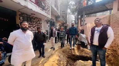 प्रीत विहार: राजवीर कॉलोनी में ट्यूबवेल निर्माण कार्य का विधायक कुलदीप कुमार ने किया निरीक्षण