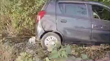 मुलताई: मुलताई अग्रवाल पेट्रोल पंप के पास हादसा: बाइक सवार को बचाने में सड़क किनारे खंती में घुसी कार