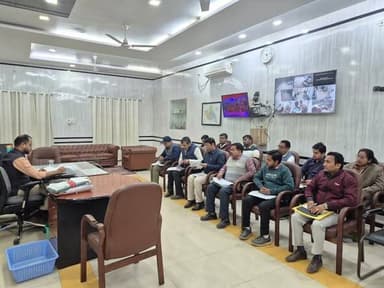 *जिलाधिकारी ने पंचायती राज के कार्यों की की समीक्षा*
*पंचायत सरकार भवन के निर्माण का कार्य तेजी से पूरा करने का निदेश*
...