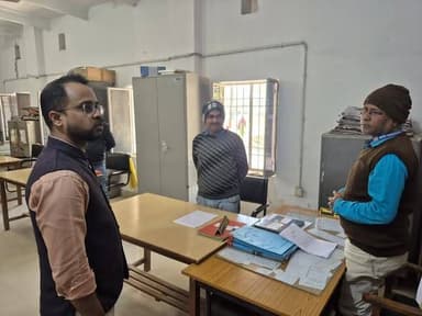 जिलाधिकारी सारण श्री वैभव श्रीवास्तव द्वारा आज दिनांक 11.02.2026 को प्रखंड सह अंचल कार्यालय, दिघवारा का औचक निरीक्षण किय...