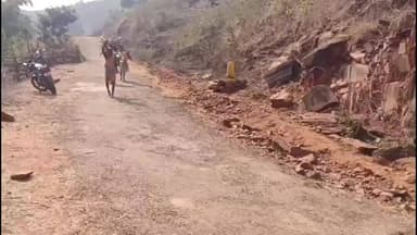 କୋରାପୁଟ ସହର: ସ୍ୱାଧୀନତା ର ଦୀର୍ଘ ବର୍ଷ ପରେ ଗାଁ କୁ ଯାଇ ପାରୁ ନି ରାସ୍ତା। ଏମିତି ଦୃଶ୍ୟ ଦେଖିବାକୁ ମିଳିଛି ଦସମନ୍ତପୁର ନାରଗଛ ଗାଁ ରେ।