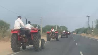 सादगी की मिसाल लग्जरी गाड़ियाँ छोड़ 50 ट्रैक्टरों पर सवार होकर निकली बारात #live #viral #barat #news