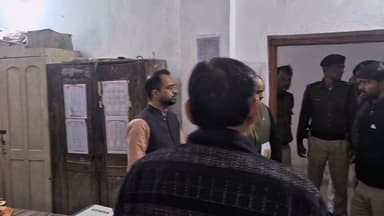 जिलाधिकारी सारण श्री वैभव श्रीवास्तव द्वारा आज दिनांक 11.02.2026 को प्रखंड सह अंचल कार्यालय, दिघवारा का औचक निरीक्षण किय...