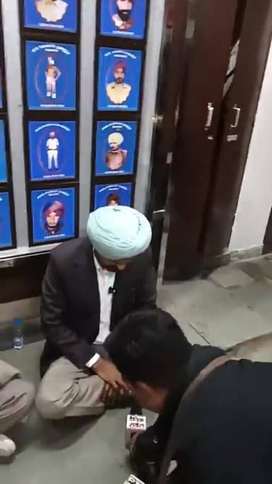 ਸਿੱਧੂ ਮੂਸੇ ਵਾਲੇ ਦੇ ਮਾਤਾ ਪਿਤਾ ਅੱਜ ਐਸ ਐਸ ਪੀ ਦਫਤਰ ਦੇ ਦਰਵਾਜੇ ਅੱਗੇ ਧਰਨਾ ਲਗਾ ਕੇ ਬੈਠ ਗਏ ਨੇ ਇਨਸਾਫ ਦੀ ਲਗਾ ਰਹੇ ਨੇ ਗੁਹਾਰ..?
#Punjab...