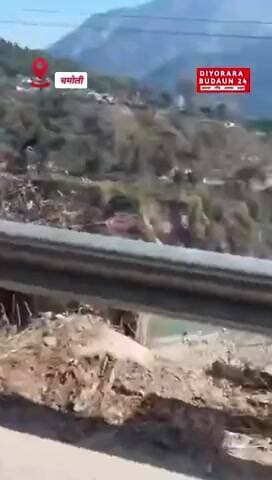 कार और वाहन की टक्कर, दोपहिया सवार को आई हल्की चोटें #RoadAccident #BreakingNews #CarCrash #viral