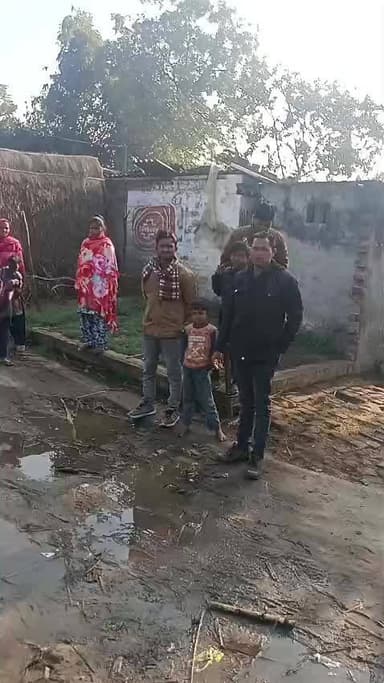 ग्राम पंचायत धनसिंहपुर के मजरा प्रसादपुर विकासखंड खुटार तहसील पुवायां जिला शाहजहांपुर रोड़ों पर पानी किस तरह भरा है
