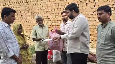 જાંબુઘોડા: જાંબુઘોડાના ભાણપુરા ગામે મકાનોમાં આગથી નુકસાન પામેલા ઘર માલીકોને જાંબુઘોડા સરપંચ દ્વારા રાશન કિટની સહાય આપવામાં આવી