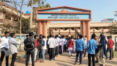 গোপীবল্লভপুর ১: উচ্চমাধ্যমিক শিক্ষা সংসদের নির্দেশ মতো গোপীবল্লভপুরের ৪টি সেন্টারে কড়া নিরাপত্তার মধ্য দিয়ে শুরু হল উচ্চমাধ্যমিক পরীক্ষা